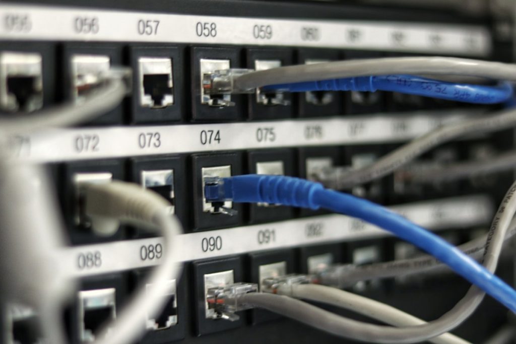 Panneau de brassage RJ45 câblé dans une baie réseau