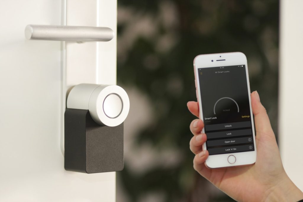 Serrure connectée déverrouillée depuis un smartphone