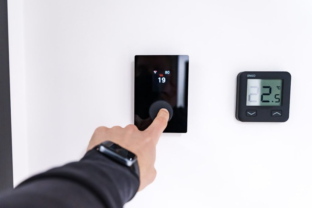 Réglage d'un thermostat connecté mural du bout du doigt